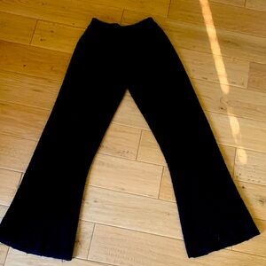 Rip curl
Black knit slightly flared knit pants